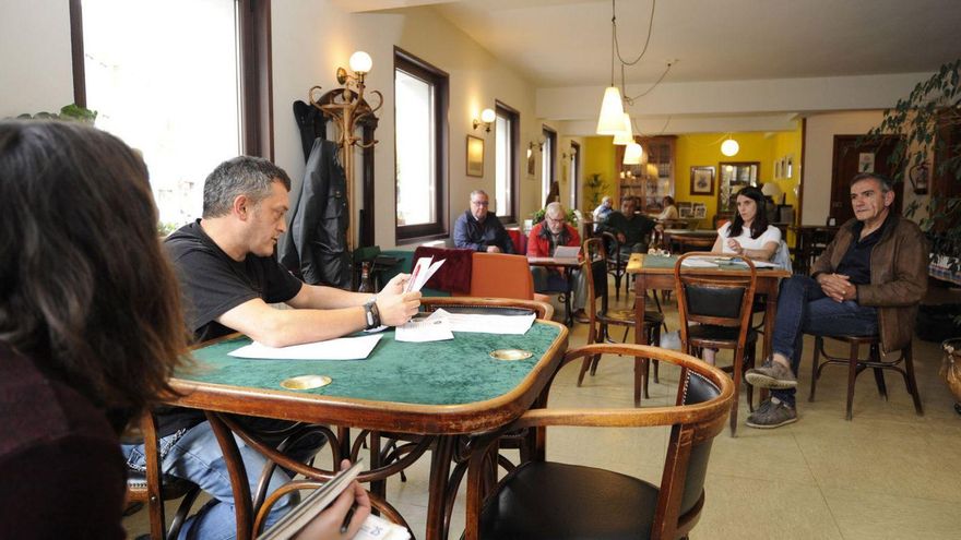 Granja (en primer plano) en una asamble anterior. | Bernabé/Javier Lalín