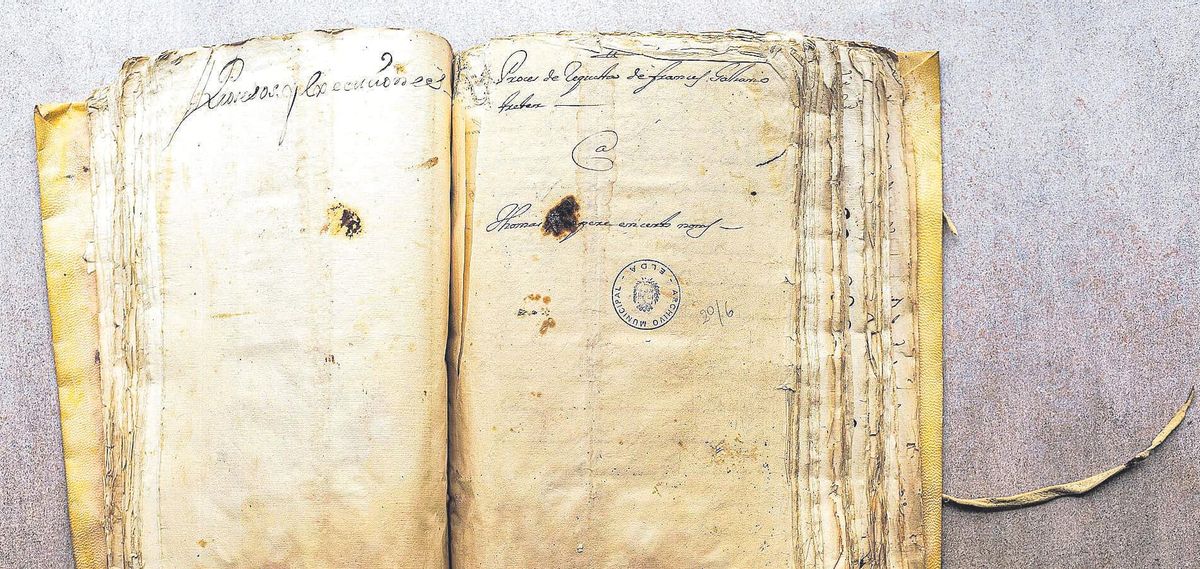Documento del año 1693 en el que ha aparecido el «sello de la villa».