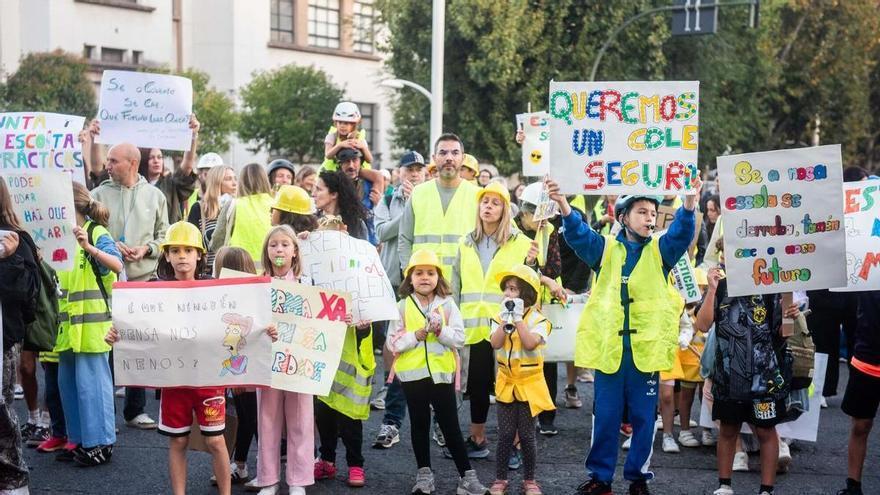 El curso arranca, pero los problemas siguen en algunos colegios de A Coruña: "Empezamos con libros nuevos y cole viejo"