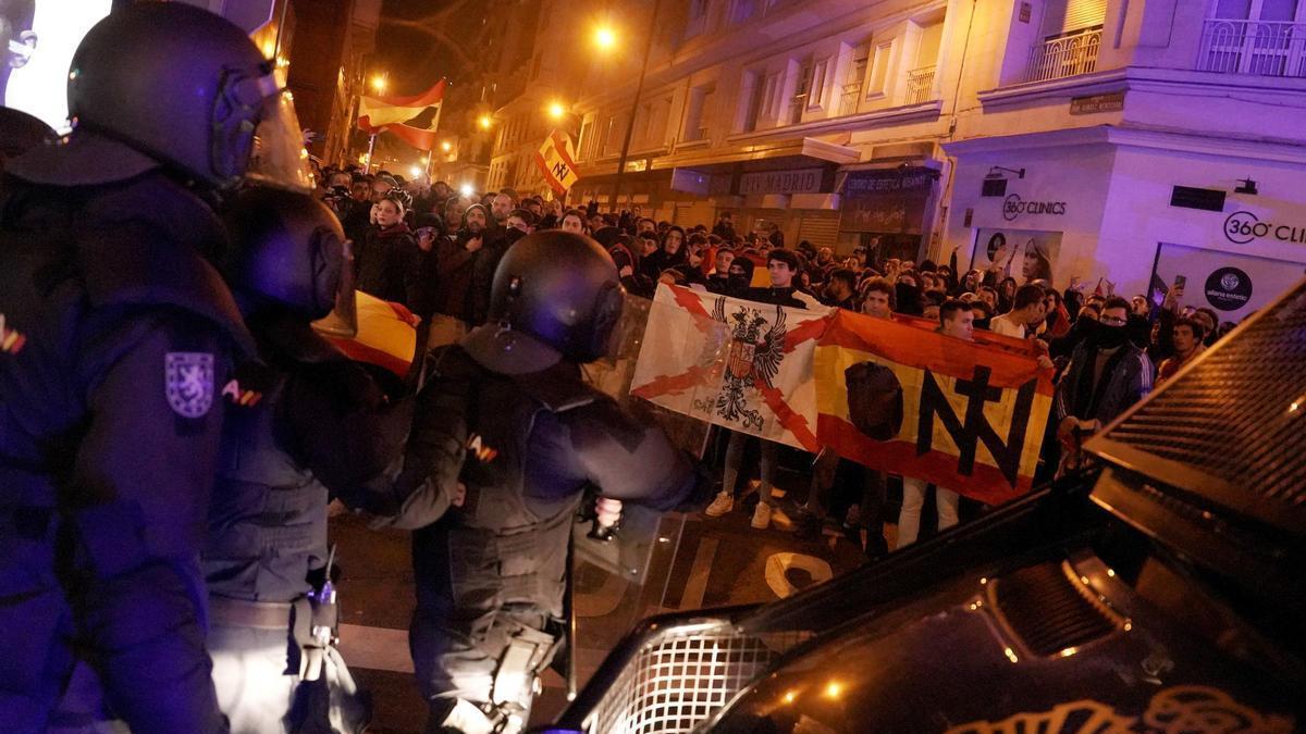 Las siglas de Noviembre Nacional aparecen en uno de los escraches ultras a la sede del PSOE en la calle Ferraz de Madrid, en noviembre de 2023.
