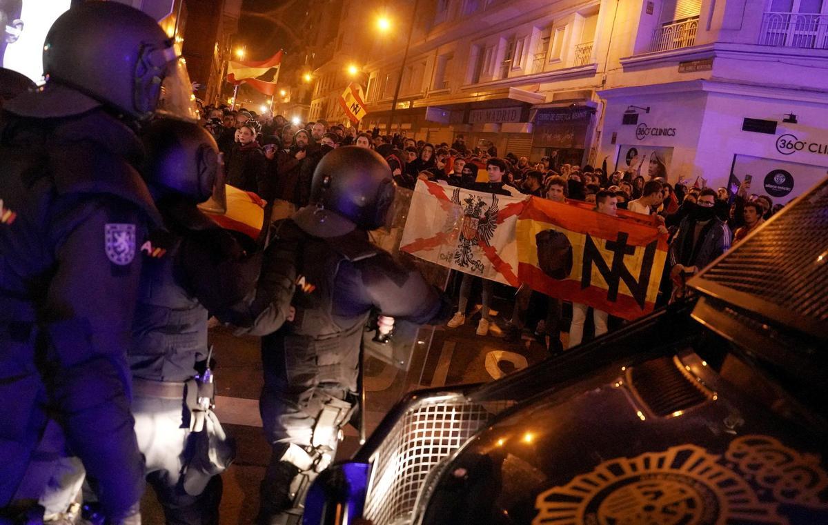 Las siglas de Noviembre Nacional aparecen en uno de los escraches ultras a la sede del PSOE en la calle Ferraz de Madrid, en noviembre de 2023.