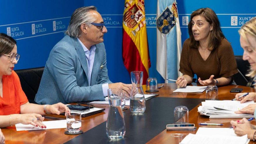 Ángeles Vázquez y Manuel Pazo, ayer, con parte de sus equipos. | Xoán Álvarez