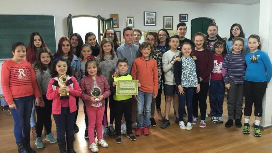 Los componentes del coro infantil &quot;Piccola Piloñesa&quot; en la escuela de música de Infiesto, ayer.