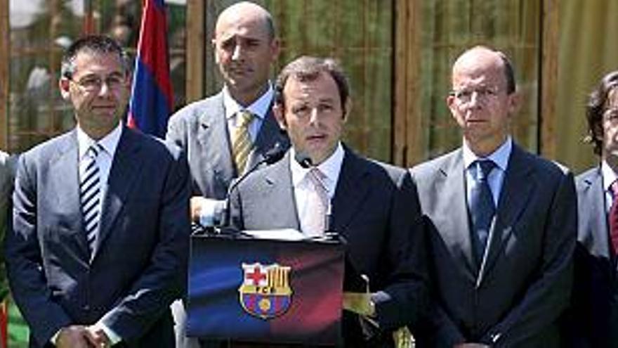 Sandro Rosell, junto a los miembros de su junta directiva, durante su intervención en el acto en el que tomó posesión del cargo.