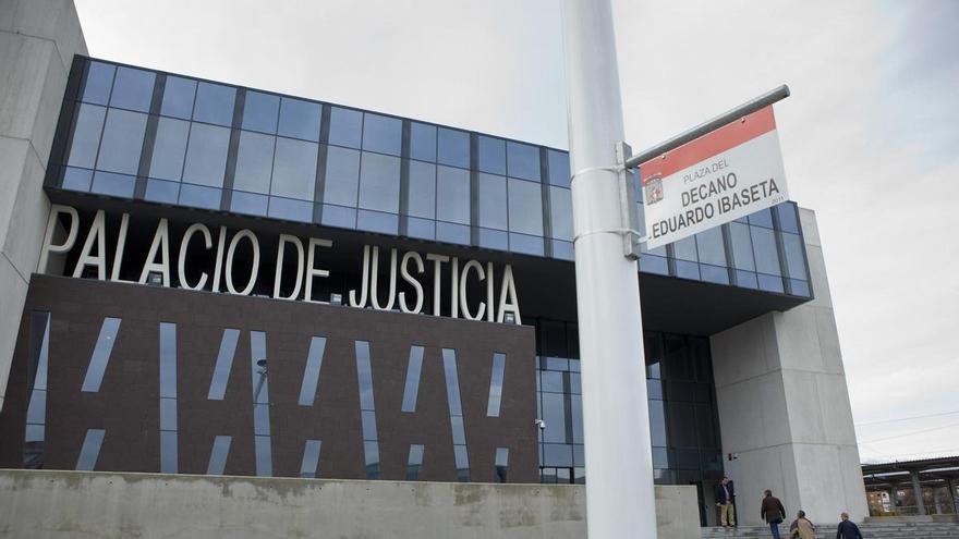 La falta de coherencia de una hija y la madre lleva a absolver al padre de agresión sexual en Gijón