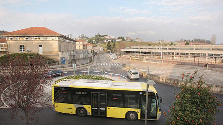 A la izquierda, la sede de la Xunta y a la derecha, la estación de buses de Santiago.  // Xoán Álvarez