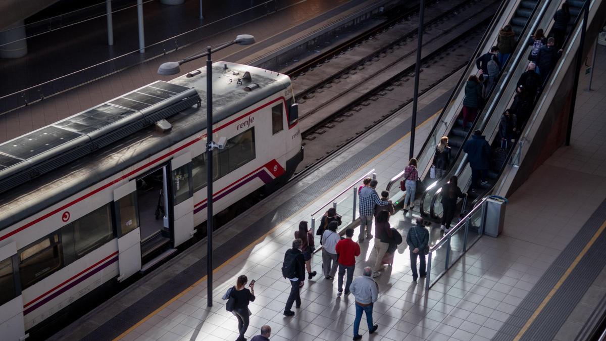 Tren de Cercanías en la estación de Castelló.