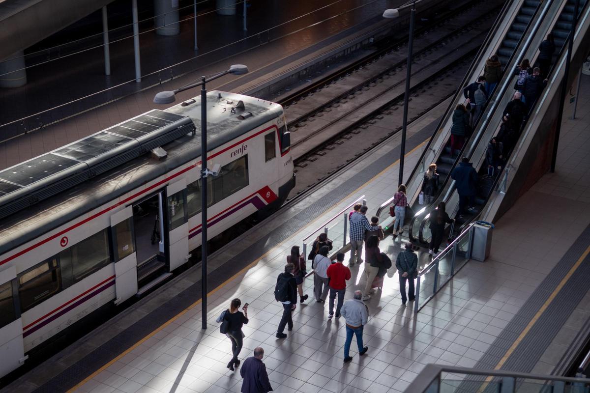 Un tren Barcelona-Alacant queda aturat a les fosques en un túnel per una fallada elèctrica a Castelló