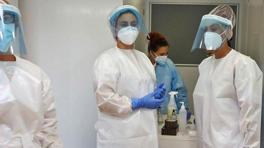 Profesionales sanitarios en el autobús del Covid instalado en Vila.