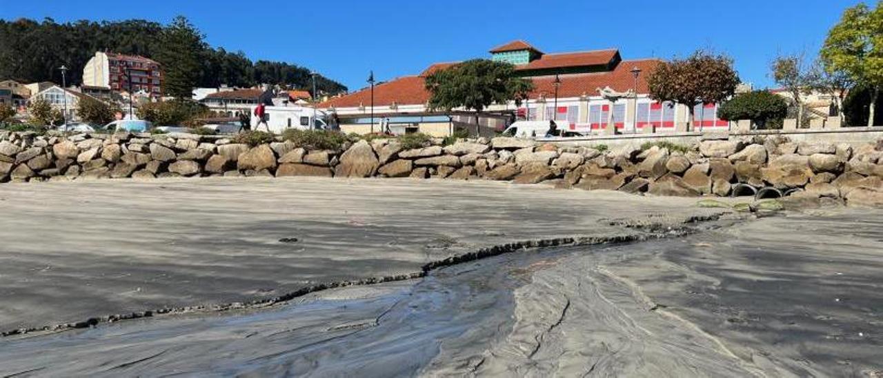 Plaza de abastos de Cangas, de la que salen al mar miles de litros de agua potable, además de las residuales. |   // G.NÚÑEZ