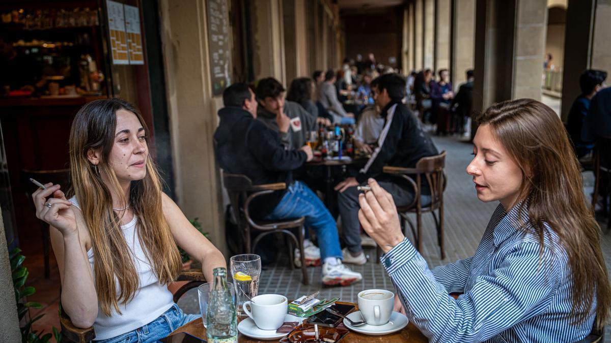 Dos jóvenes fuman en una terraza, en una imagen de archivo.