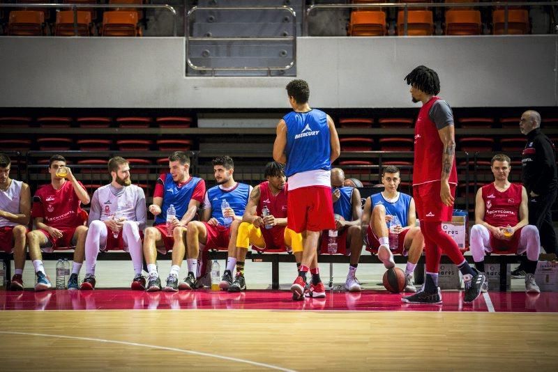 Un centenar de niños disfruta del entrenamiento del Tecnyconta