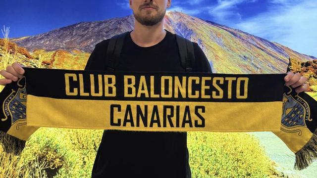 Arturs Kurucs, anoche, a su llegada a Tenerife. | CB CANARIAS