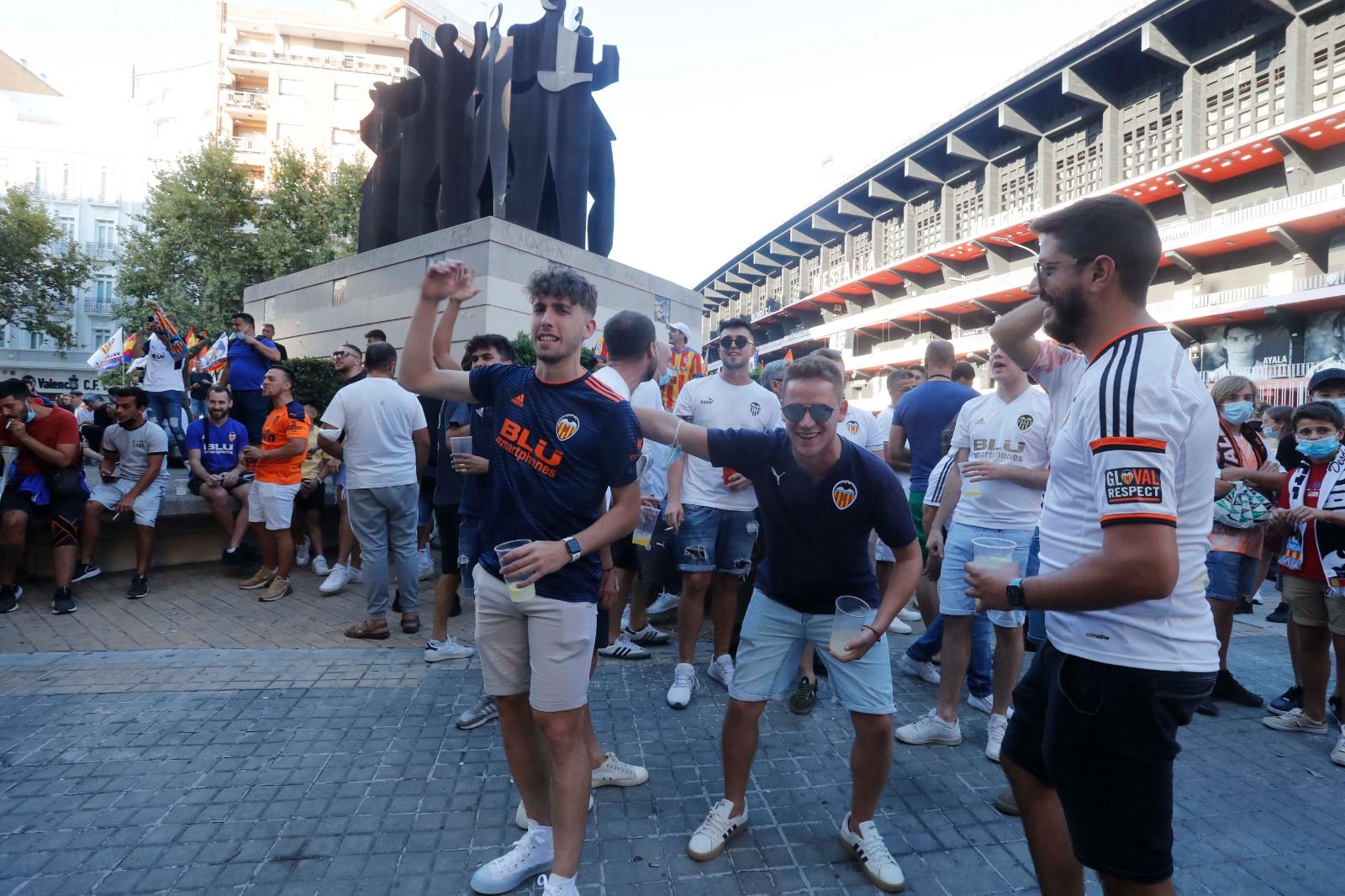 Así ha sido la vacunación a las puertas de Mestalla antes del partido entre el Valencia y el Madrid