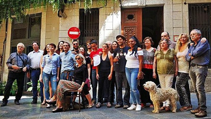 Foto de família dels organitzadors i els artistes del festival El Patio.