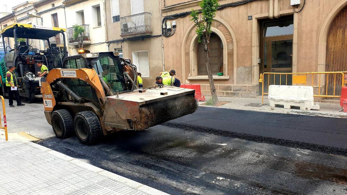 Treballs d’asfaltatge del carrer, que és de titularitat de la Diputació de Barcelona | CATPRESS