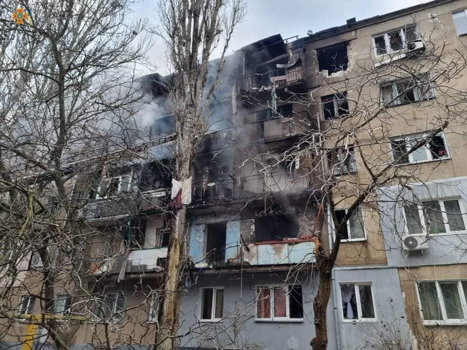 Vistas de un edificio residencial bombardeado en  Mykolaiv, Ucrania, a 7 de marzo de 2022.