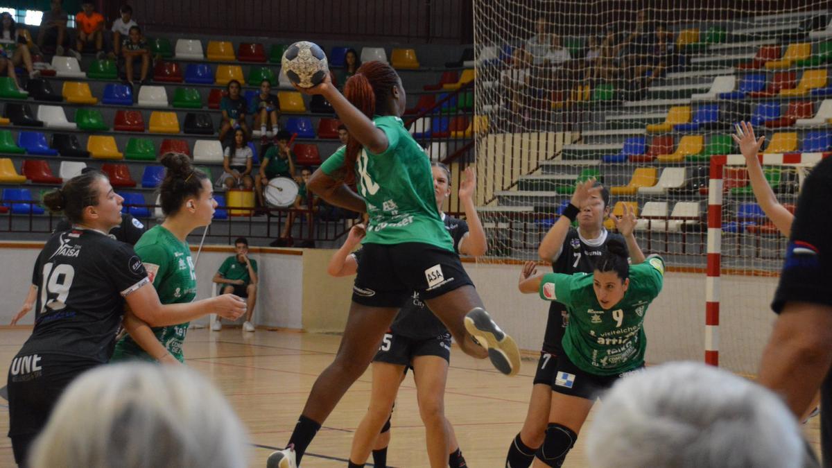 So Delgado lanza durante el partido de vuelta ante el Nis