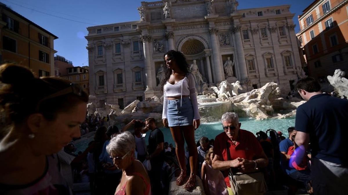 fcosculluela35609273 a tourist pose for a photograph in front of the trevi founta160920202438