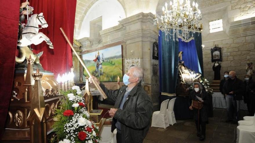 Desde primera hora de la mañana los fieles tomaron sus varas para la bendición.   | // BERNABÉ/JAVIER LALÍN