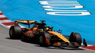 Piastri brilla en Barcelona, Alonso puntúa y Verstappen se desquicia