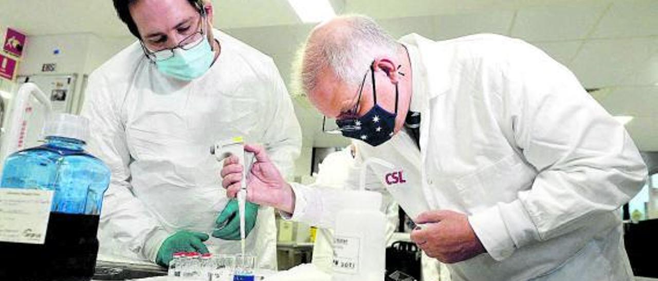 El primer ministro australiano, Scott Morrison (dcha.) con personal del laboratorio CSL. |   // EUROPA PRESS