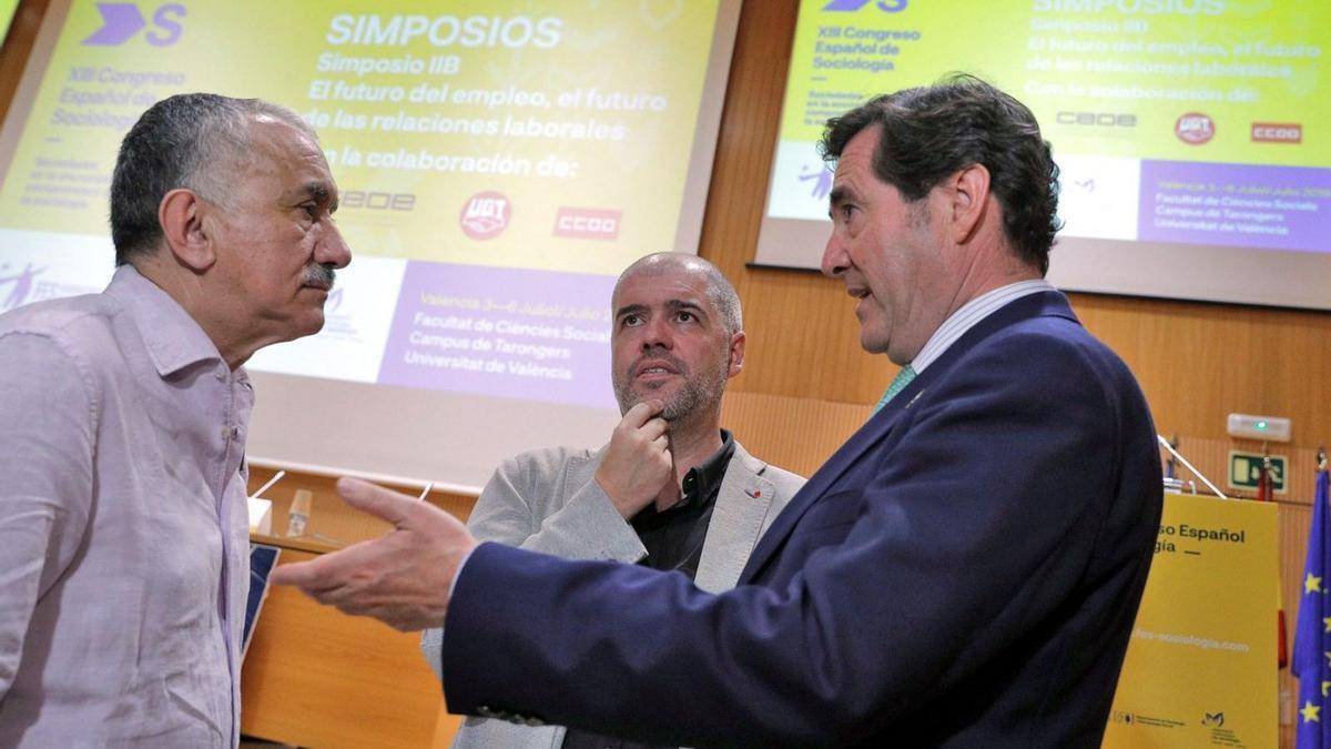 Pepe Álvarez (UGT), U. Sordo (CC OO) y A. Garamendi (CEOE), en València. | EFE