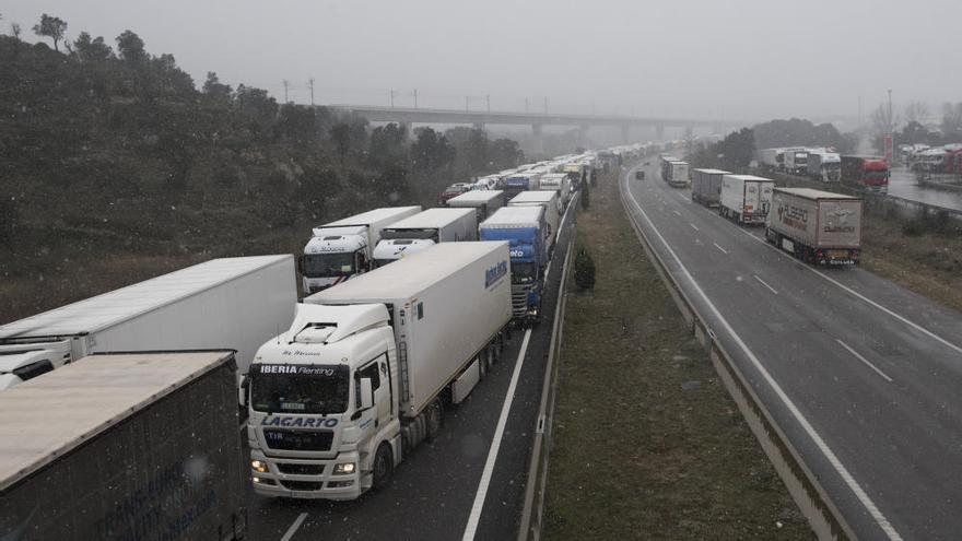 Camiones bloqueados en Gerona cerca de la frontera.