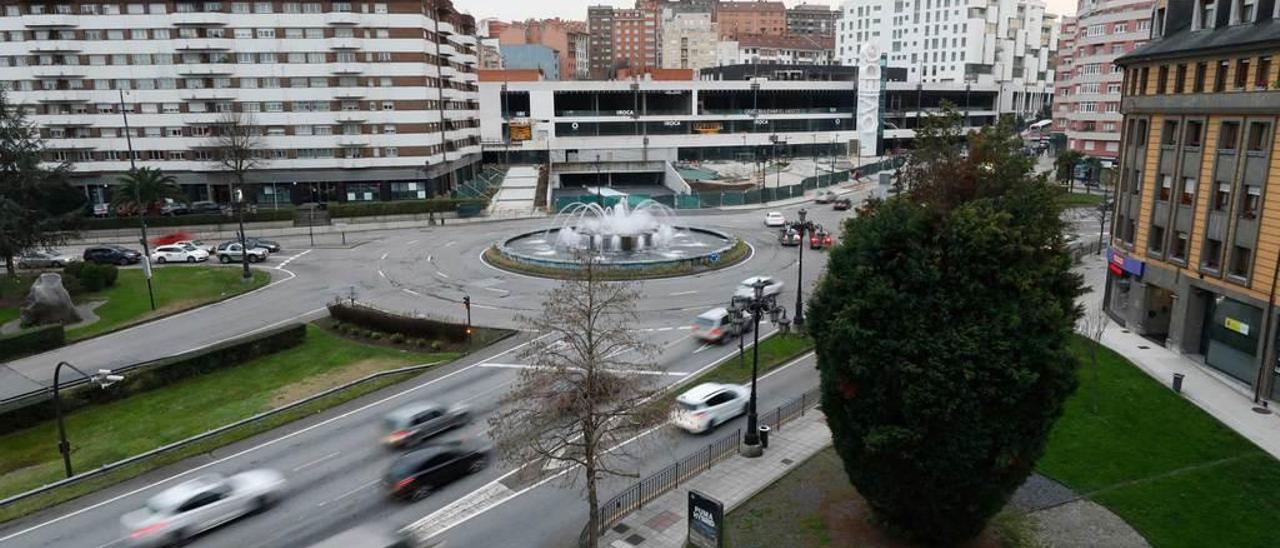 La glorieta de la Cruz Roja, principal acceso a Oviedo desde la autopista &quot;Y&quot;.