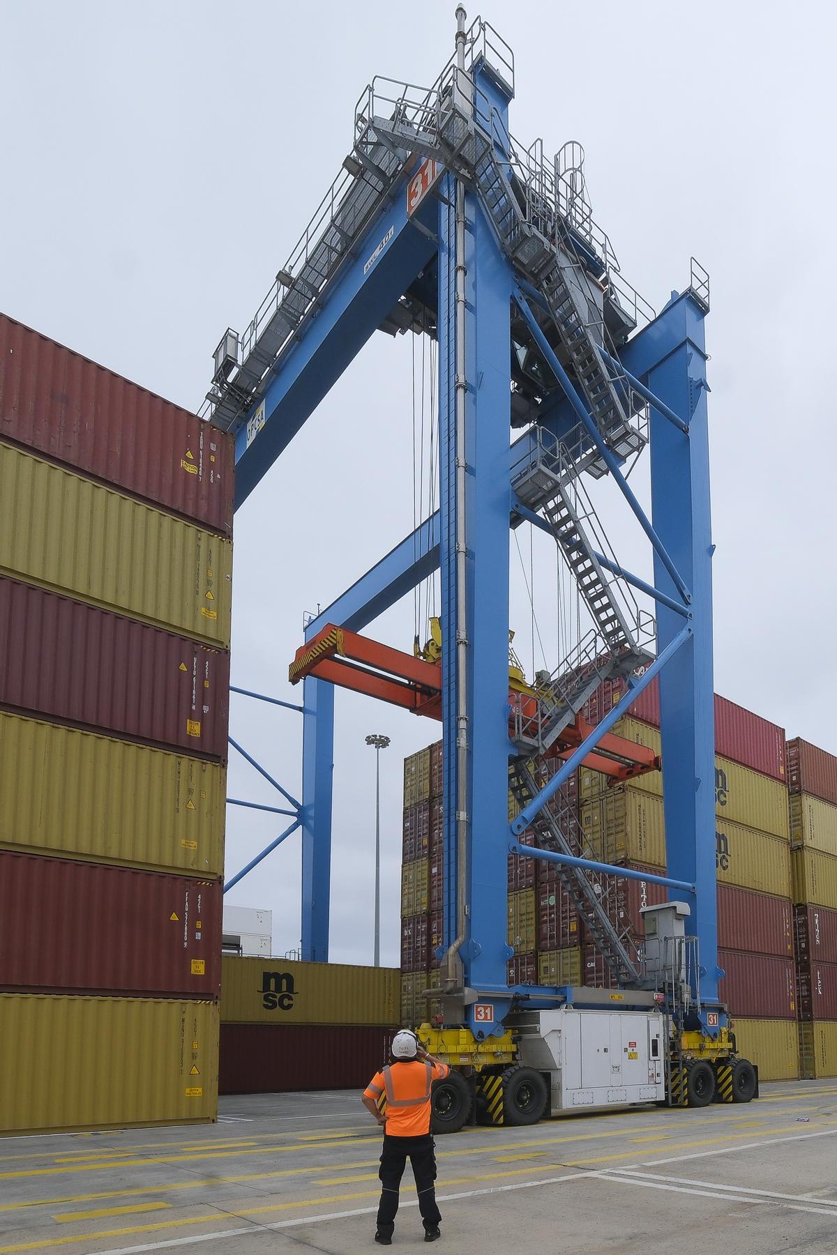 Jesús González observa una de las nuevas grúas híbridas adquiridas por Opcsa para el Puerto de Las Palmas.Contenedores en la terminal de OPCSA en el puerto de Las Palmas