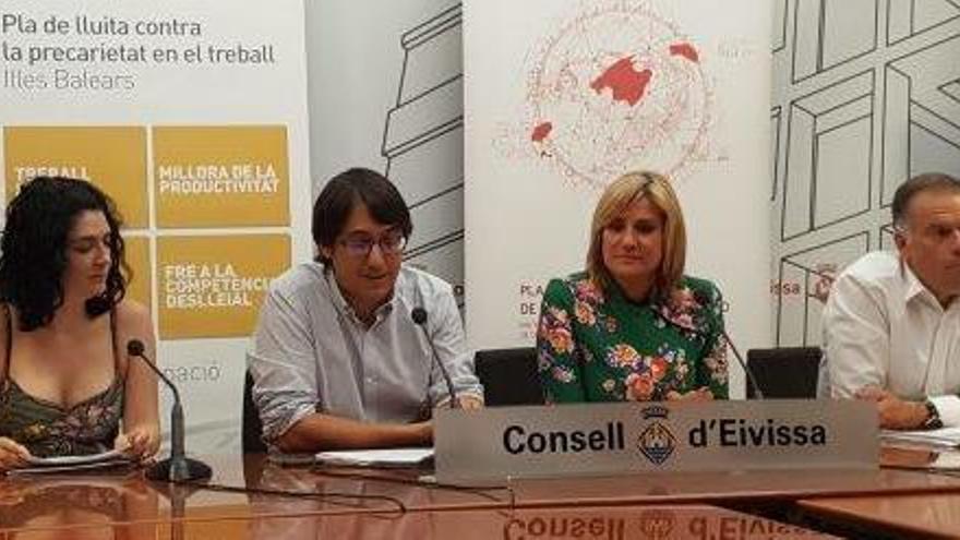 Negueruela y Díaz, en el centro, flanqueados por los directores generales de Salud Laboral y Ocupación, Isabel Castro y Llorenç Pou.