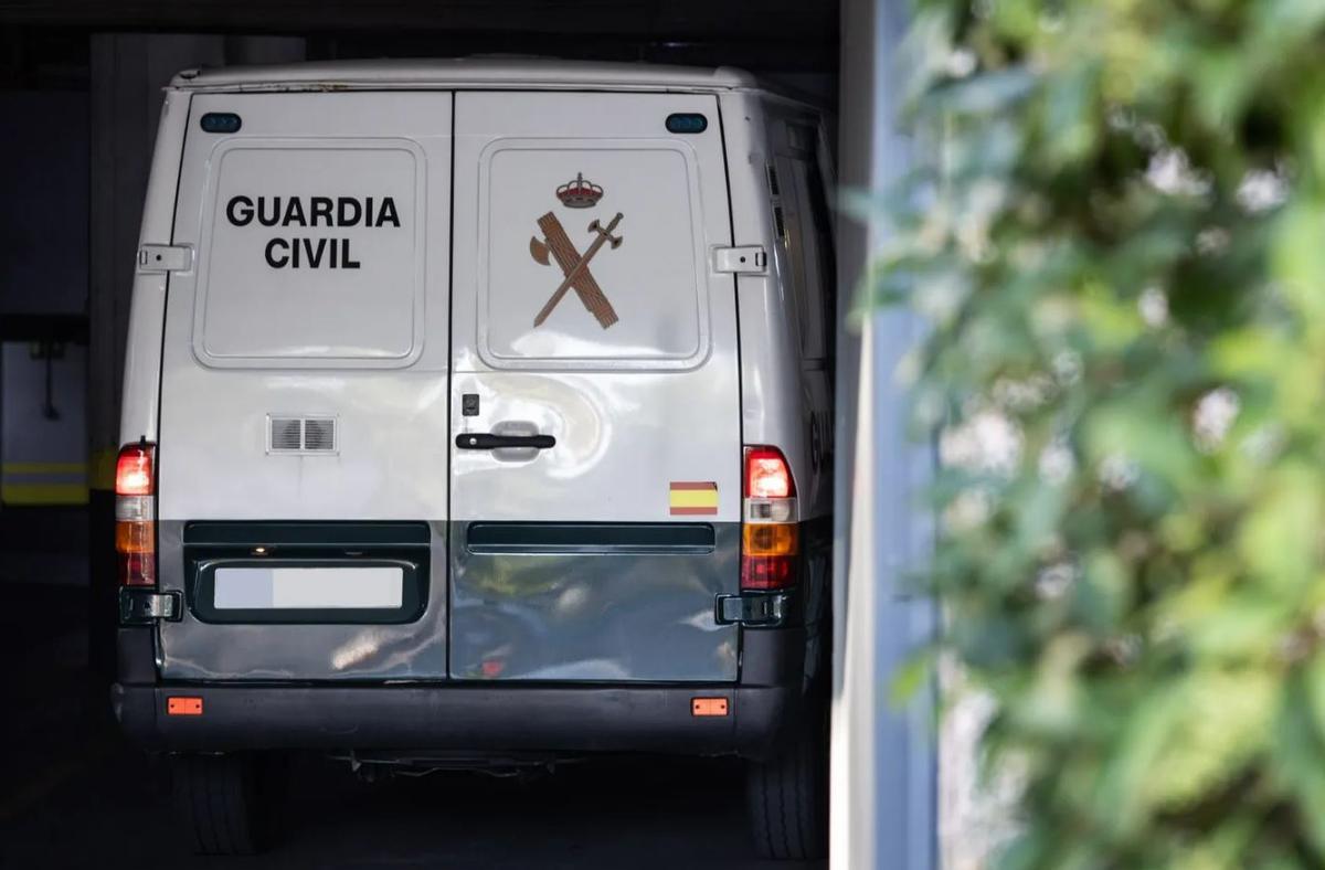 Un furgón de la Guardia Civil entra en la Audiencia Provincial.