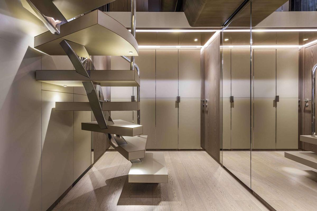 Imágenes de un yate de lujo Saetta 106 construído por Custom Line