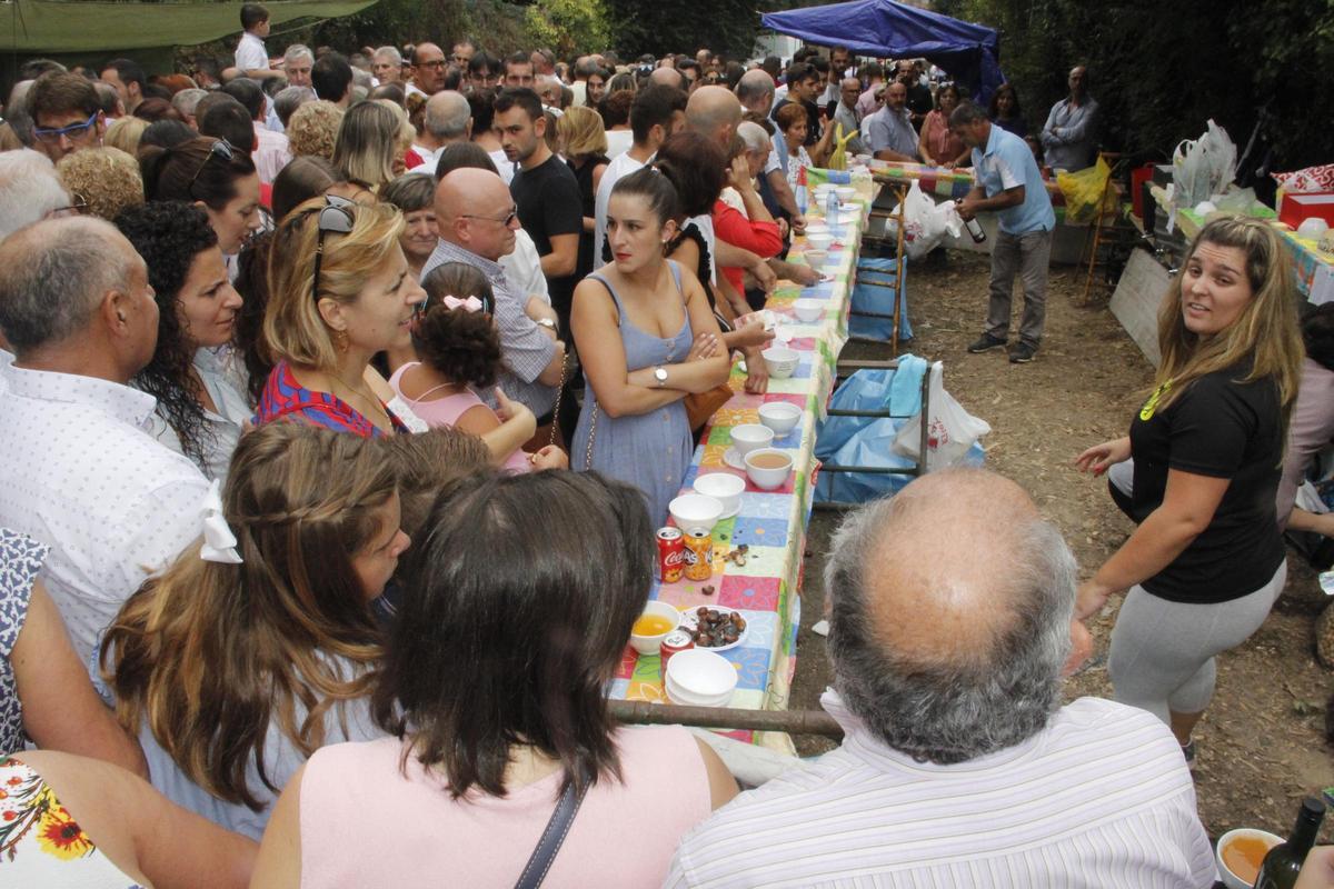 Un puesto de venta de sidra en la fiesta de Santa Ifigenia, en el entorno de la capilla de Santa Cruz.