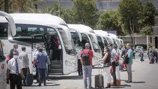 Patronal y sindicatos firman la subida salarial del 10% en tres años para el transporte turístico
