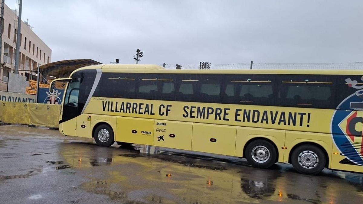El autobús del Villarreal aparcado esta mañana en la Ciudad Deportiva