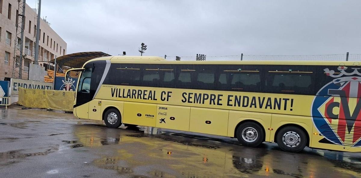 El autobús del Villarreal aparcado en la Ciudad Deportiva tras regresar de València al ser aplazado el partido ante el Levante.