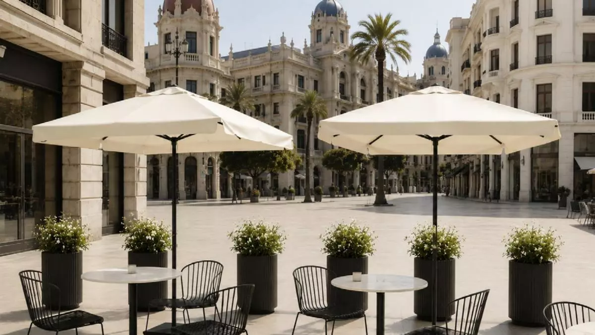 Nueva imagen para las terrazas de la plaza del Ayuntamiento: sombrillas en crudo y sin marcas comerciales