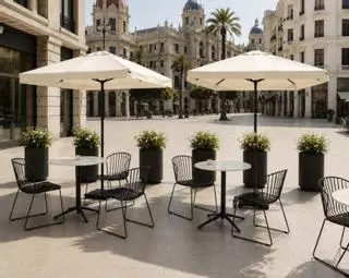 Nueva imagen para las terrazas de la plaza del Ayuntamiento: sombrillas en crudo y sin marcas comerciales