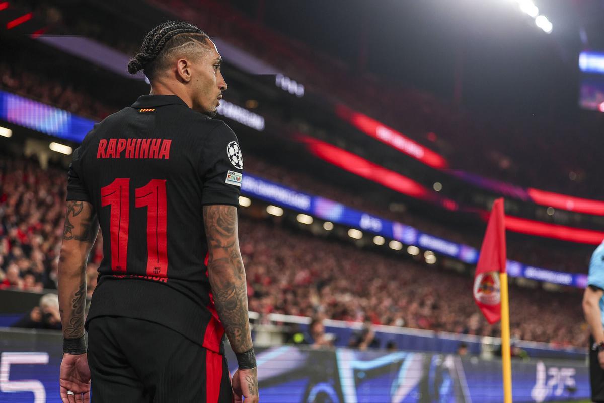 Raphinha, en la ejecución de un córner ante el Benfica