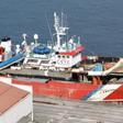 El oceanográfico “García del Cid”, abarloado a otro para desguace en Gijón.