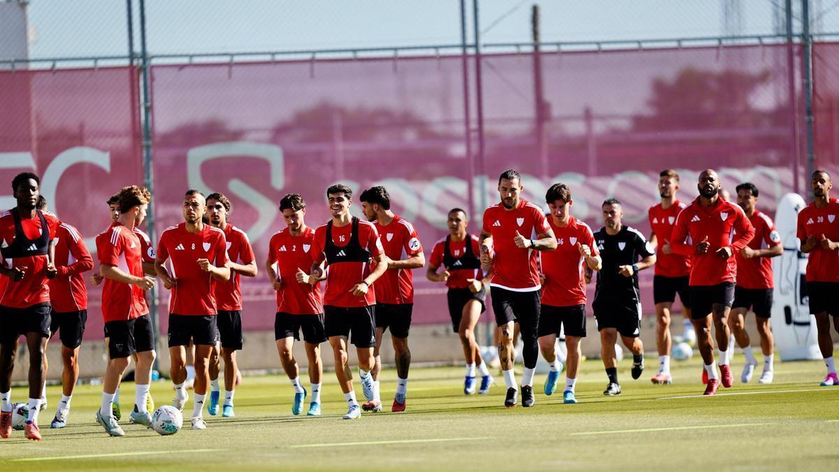 Archivo. Entrenamiento del Sevilla FC en la CD José Ramón Cisneros Palacios
