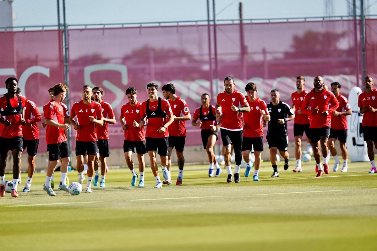 Entrenamiento del Sevilla FC este jueves en la CD José Ramón Cisneros Palacios