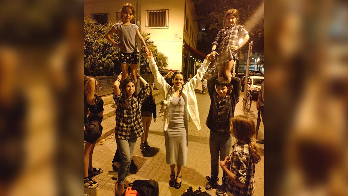 Rosalía sorprende a los niños castellers de la Colla de Poble Sec de Barcelona