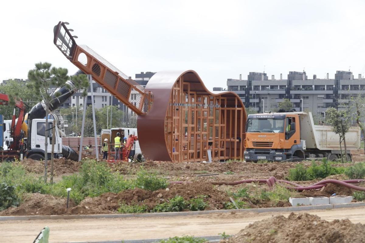 Trabajos de montaje de la atracción infantil de la guitarra gigante en el Parque del Flamenco.