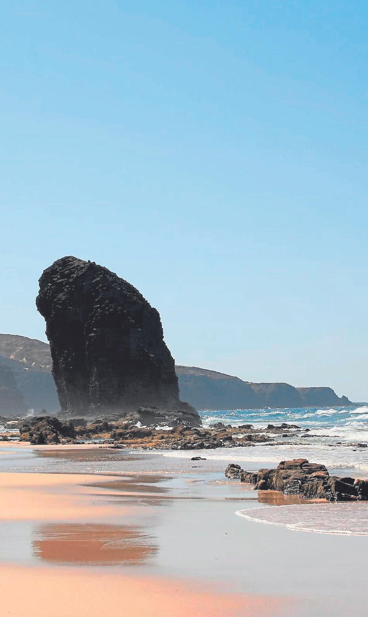 El Roque del Moro, en el Parque Natural de Jandía, entre la punta  de Barlovento y el Islote, es uno de los límites de la playa de Cofete.