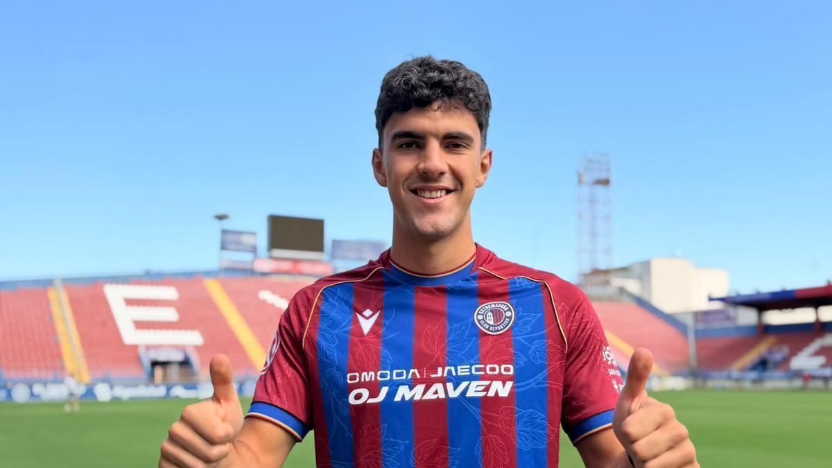 Luka Lecic posa con la camiseta azulgrana en el Francisco de la Hera.