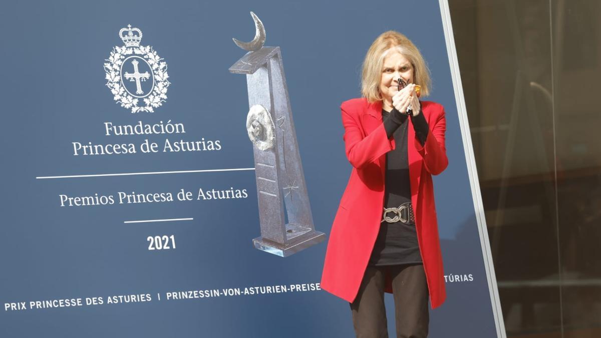 Gloria Steinem, a su llegada al hotel de la Reconquista.