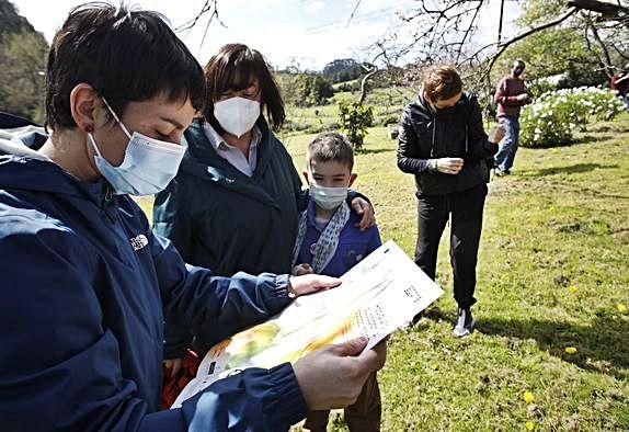 Participantes ojeando el folleto de actividades. | Á. González