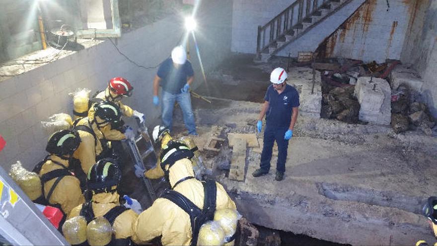 Los bomberos amenazan con ir al juez si les obligan a rastrear los vertidos de El Confital